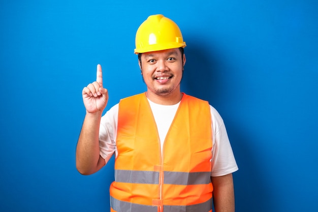Trabalhadores asiáticos usando colete de segurança e capacetes são vistos em busca de ideias para concluir o trabalho