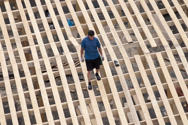 Trabalhadores construindo telhado