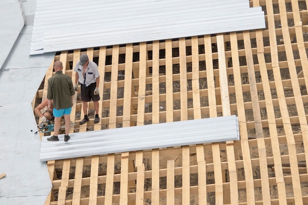 Trabalhadores construindo telhado