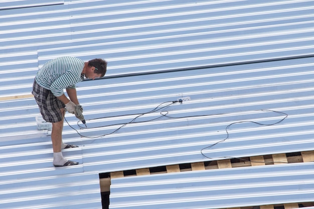 Foto trabalhadores construindo telhado