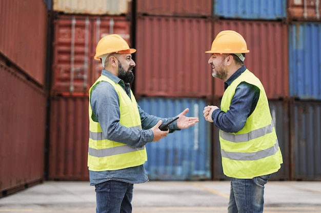 Trabalhadores conversando em pé em uma doca comercial