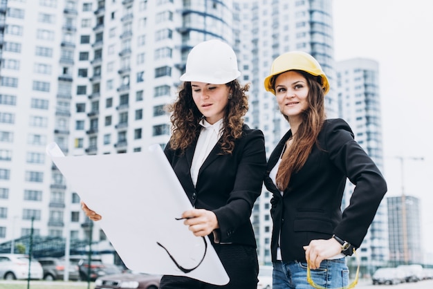 Trabalhadores criativos da construção planejando o futuro ao ar livre