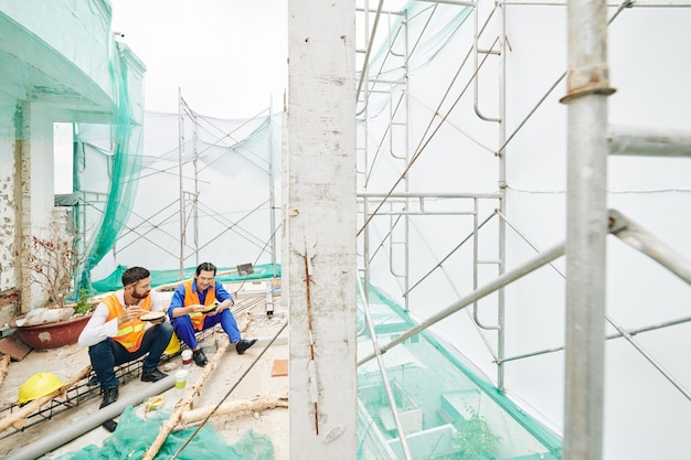 Trabalhadores da construção civil almoçando