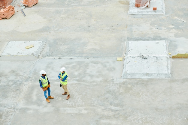 Trabalhadores da construção civil no local acima da vista