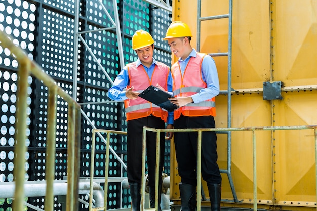 Trabalhadores da construção indonésio asiáticos na construção de site