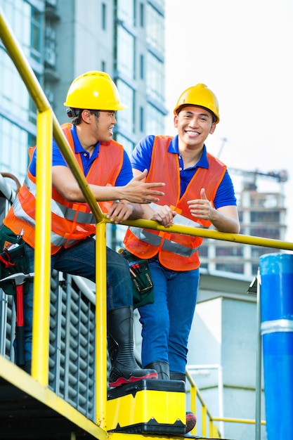 Trabalhadores da construção indonésios asiáticos no estaleiro