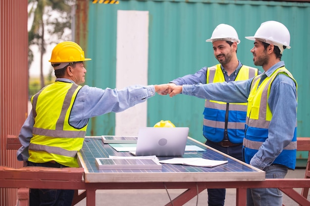 Trabalhadores da equipe, trabalho de sucesso de cinco equipes em reunião de energia solar no fundo do contêiner Engenheiros de equipe, conceito de cinco