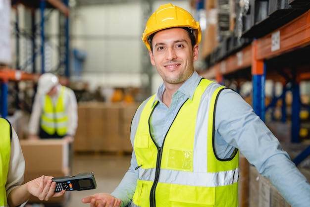 Trabalhadores de armazém conversando juntos verificando mercadorias no armazém