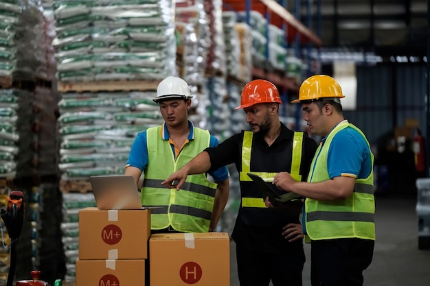 Foto trabalhadores de armazém vendendo cheques de ações com tabletideia de negócios