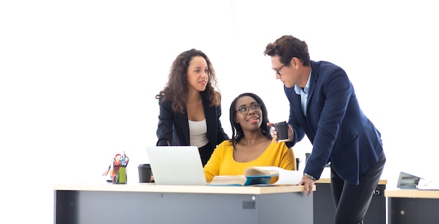 Trabalhadores de escritório da empresa alegres discutindo o brainstorming na reunião. conceito de unidade e trabalho em equipe