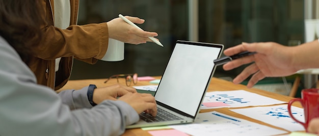 Trabalhadores de escritório dando consultoria em seu projeto