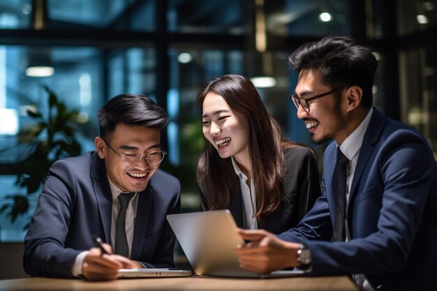 Trabalhadores de escritório em reunião.