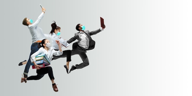 Trabalhadores de escritório felizes com máscaras pulando e dançando com roupas casuais