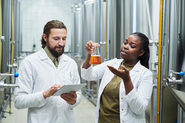 Trabalhadores de laboratório verificando a qualidade da cerveja
