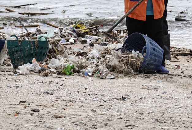 Trabalhadores de limpeza de praia de lixo.