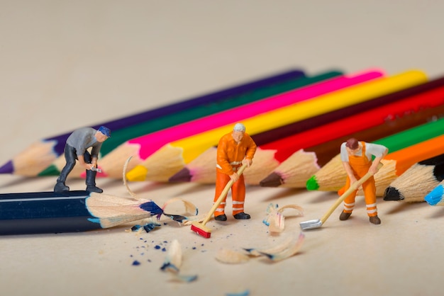 Trabalhadores de miniaturas apontam lápis