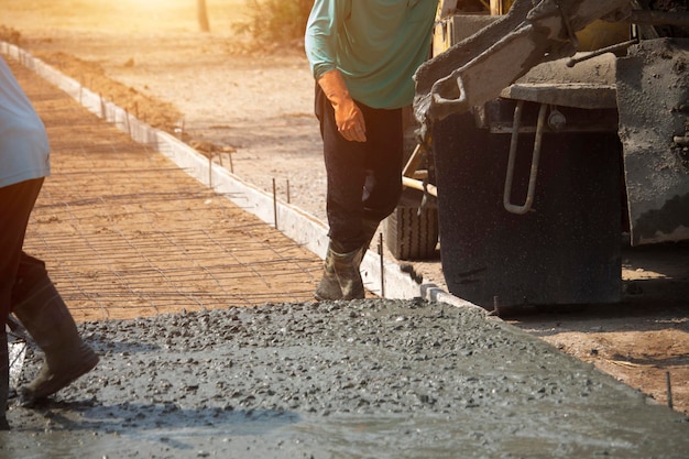 Foto trabalhadores despejando concreto com um caminhão betoneira