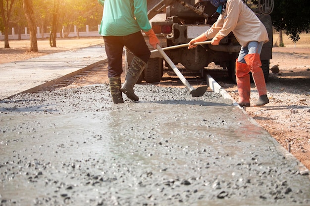 Trabalhadores despejando concreto com um caminhão betoneira