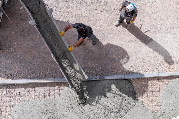 Trabalhadores do município constroem pavimento com concreto