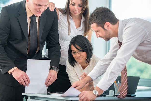 Trabalhadores em equipe felizes de negócios