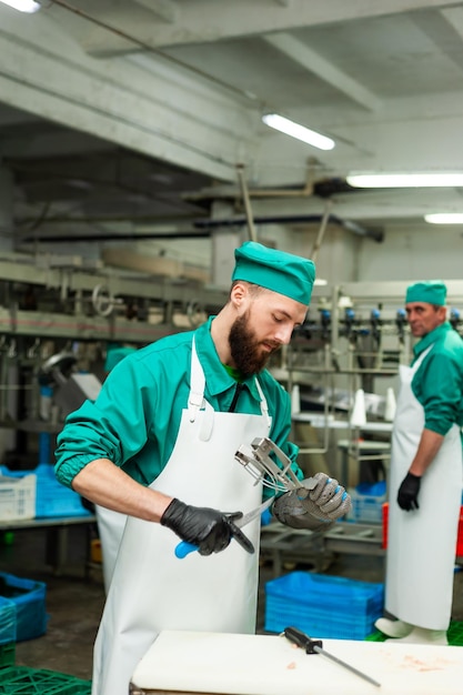 Trabalhadores em uma fábrica trabalhando em uma grande máquina