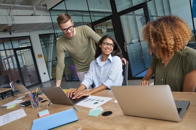 Foto trabalhadores fazendo uma pausa em uma aconchegante sala de conferências