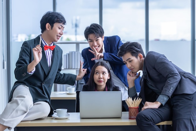 Trabalhadores felizes de piada bem-sucedida Grupo de empresários asiáticos com trabalhadores LGBT de diversos gêneros com suporte na empresa na sala de reuniões no escritório