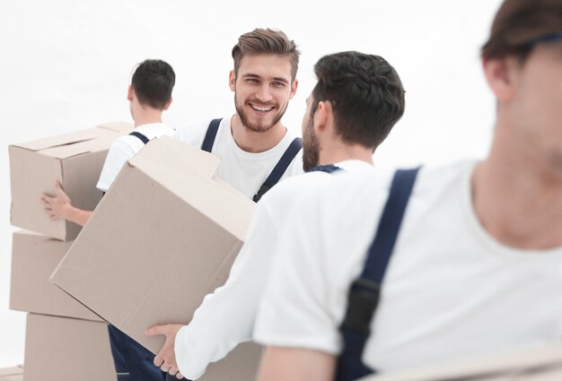 Trabalhadores fotográficos passam caixas uns pelos outros ao mover apartamentos