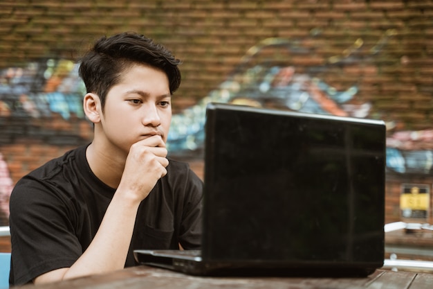 Trabalhadores freelancers usam seriamente laptops