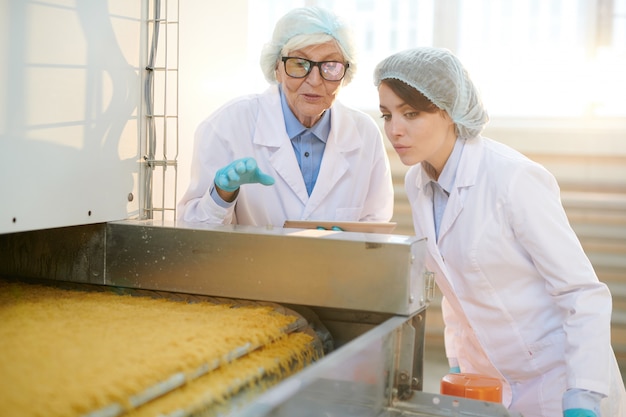 Trabalhadores inspecionando a produção de alimentos