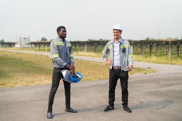 Trabalhadores instalando painéis solares para energia eficiente na cidade