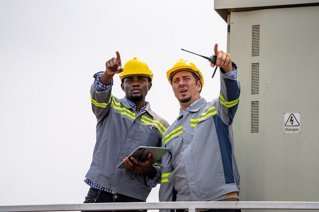 Trabalhadores instalando painéis solares para energia eficiente na cidade