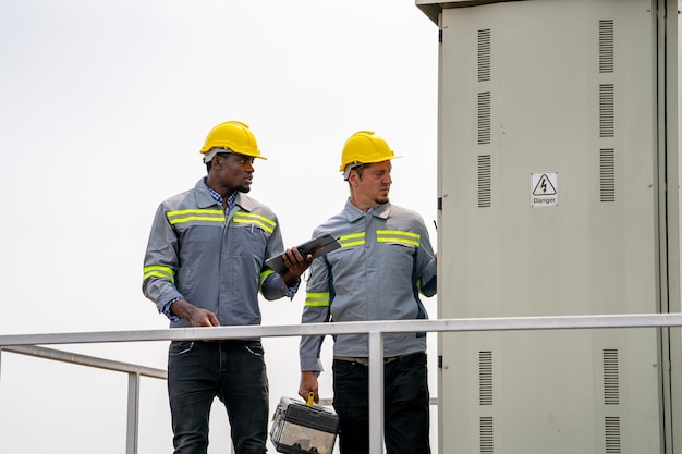 Trabalhadores instalando painéis solares para energia eficiente na cidade