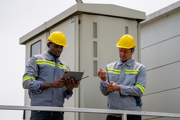 Trabalhadores instalando painéis solares para energia eficiente na cidade