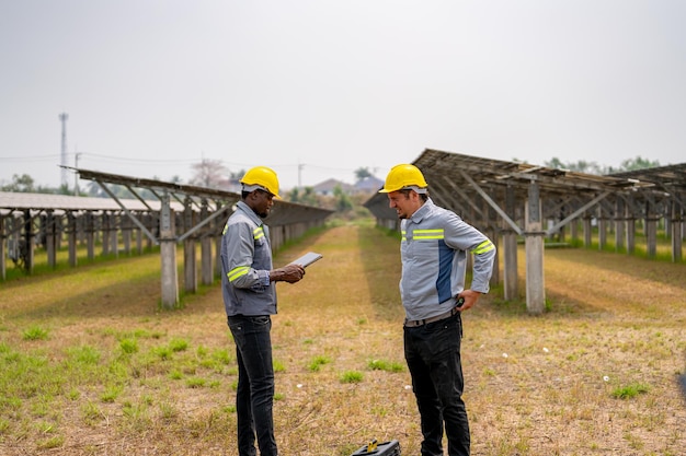 Trabalhadores instalando painéis solares para energia eficiente na cidade