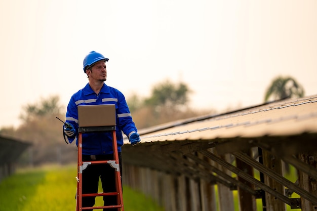 Trabalhadores instalando painéis solares para energia eficiente na cidade