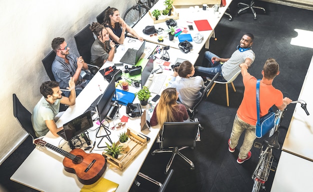 Foto trabalhadores jovens funcionários se divertindo no estúdio urbano alternativo