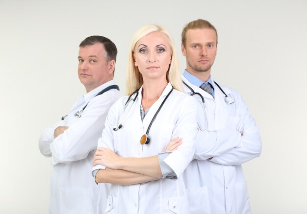 Trabalhadores médicos em cinza