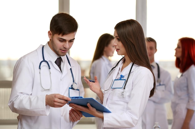 Trabalhadores médicos na sala de conferências