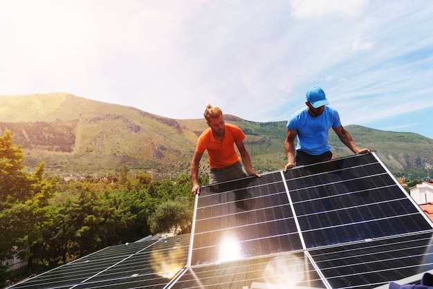 Foto trabalhadores montam sistema de energia com painel solar para eletricidade