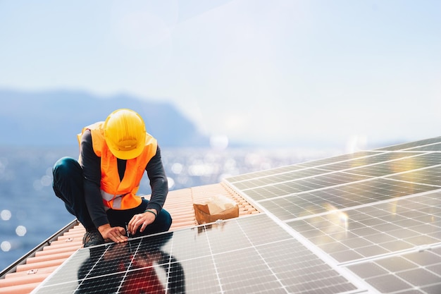 Trabalhadores montam sistema de energia com painel solar para eletricidade