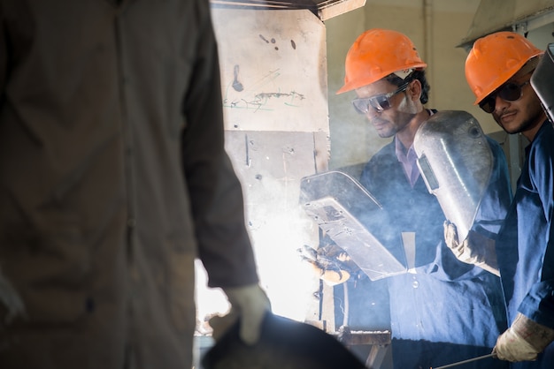 Trabalhadores na fábrica industrial