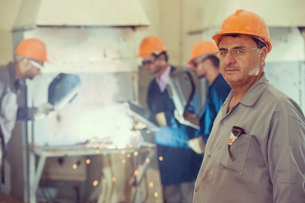 Foto trabalhadores na fábrica industrial