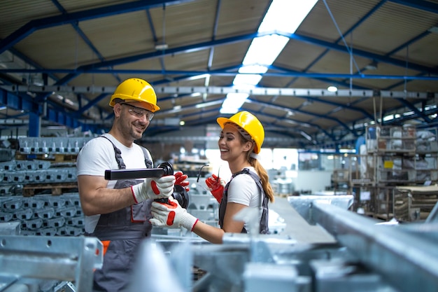 Trabalhadores na linha de produção da fábrica.