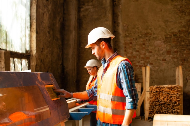 Trabalhadores na linha de produção de fabricação de fábrica de madeira