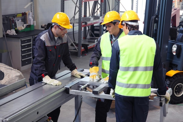 Trabalhadores na oficina mecânica CNC