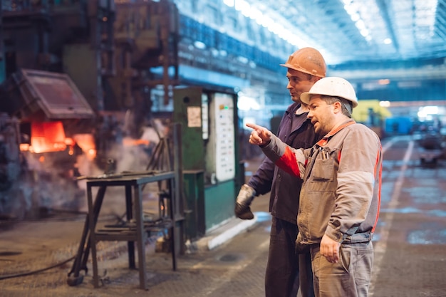 Foto trabalhadores na usina siderúrgica.
