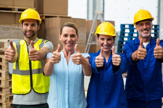 Trabalhadores no armazém