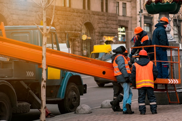 Trabalhadores perto de uma técnica para obras de grande altitude