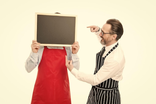 Trabalhadores procurados Hipster barman mostrar quadro preto espaço de cópia Homens barbudo hipster informando você Abertura em breve Homens barbudos barman ou cozinheiro em avental segurar quadro branco barman com quadro preto